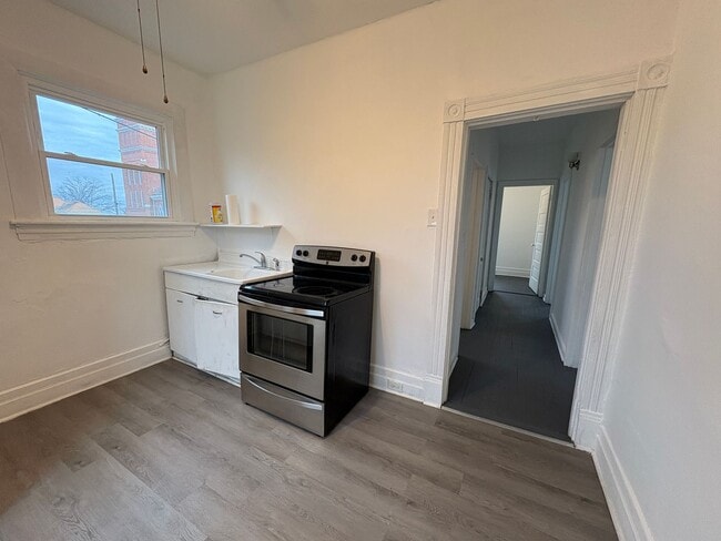 Building Photo - Spacious upstairs apartment with LOTS of utilities included!