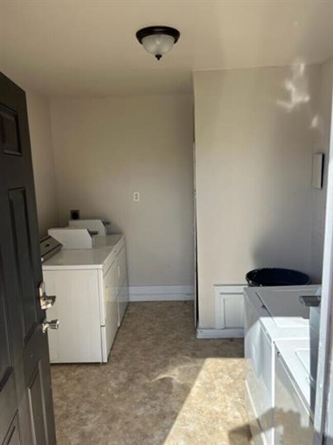 Building Photo - Perfect 1 bed unit located within walking distance of Woodson Park