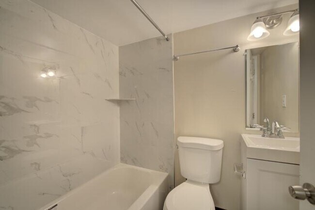 Building Photo - 5 bedroom in Seattle WA 98105