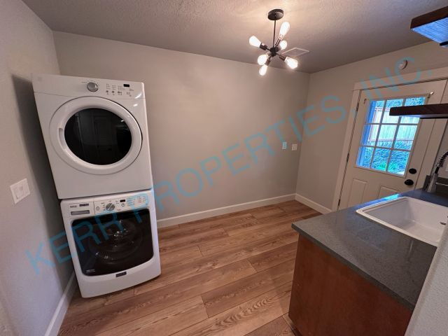 Building Photo - Spacious 4-Bedroom Retreat with 3.5 Baths in Happy Valley's Prime Location!