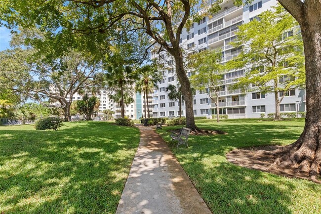 Building Photo - 4200 Hillcrest Dr