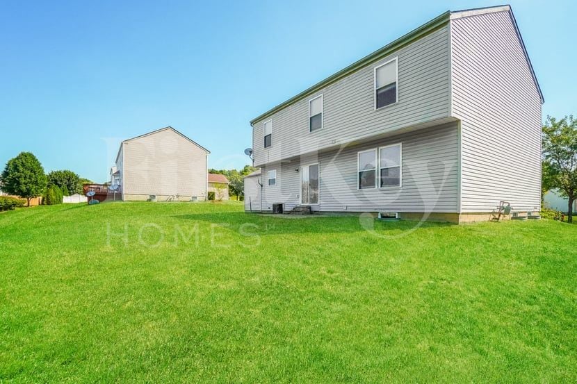 Building Photo - 81 Roxbury Dr