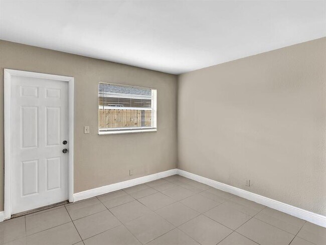 Building Photo - 705 SW 15th Ave