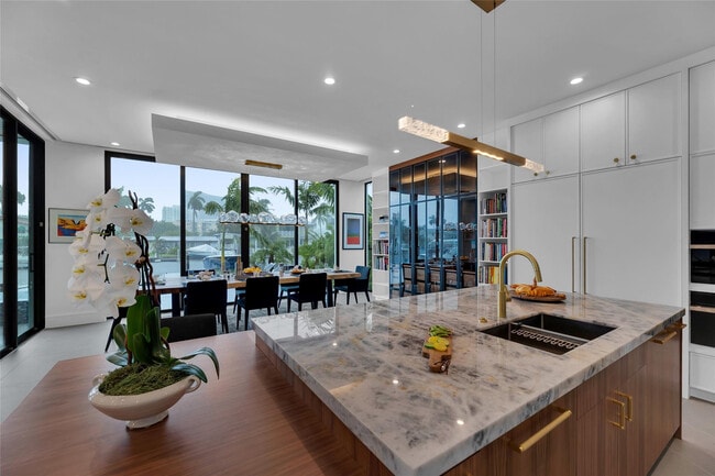 Building Photo - 1730 SE 13th St