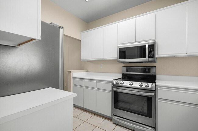 Building Photo - Beautiful single level condo, lower level ...