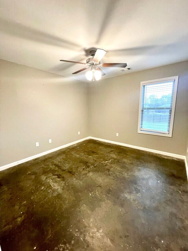 Building Photo - 3 Bedroom / 2 Bath In Pocahontas Available Now!