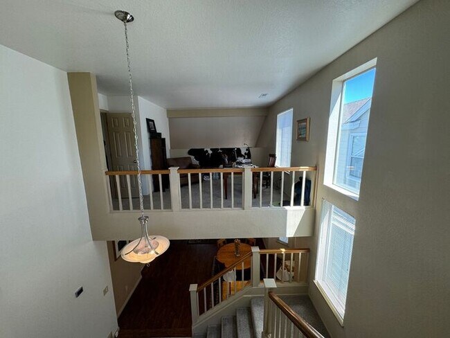 Building Photo - 13th Fairway Views at Lakeridge Golf Course, 3 bed / 2.5 bath! Available Now!