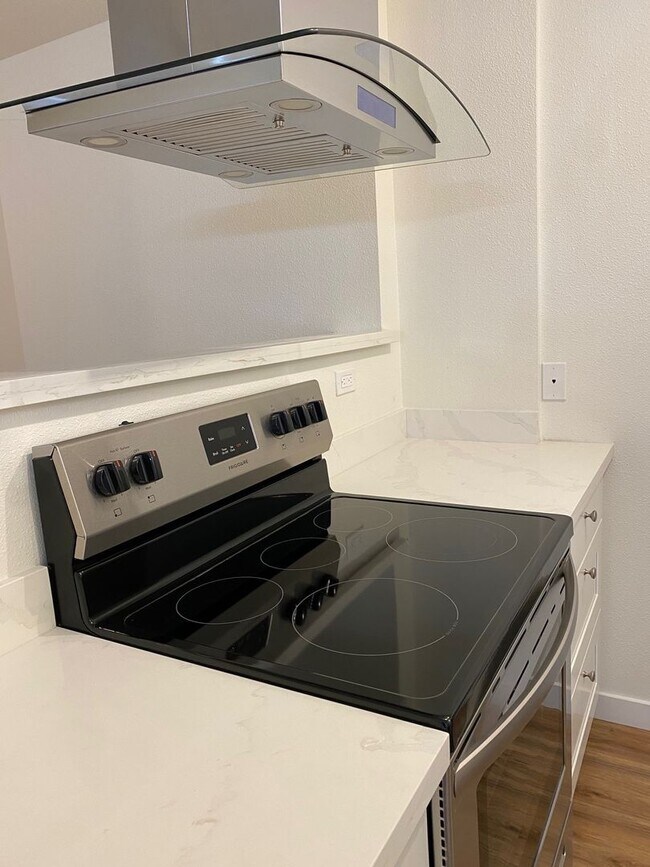 Building Photo - Updated 2bed/1bath Apartment in Prime Redmond Location!