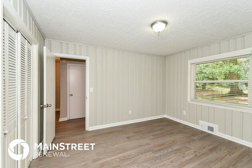 Building Photo - 1660 Valencia Rd