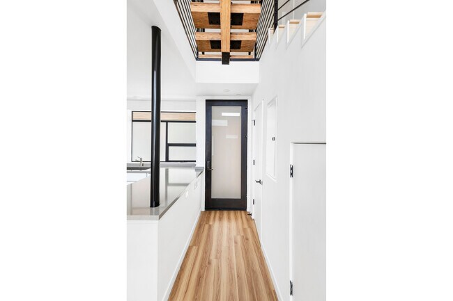 Building Photo - 10839 Kling St