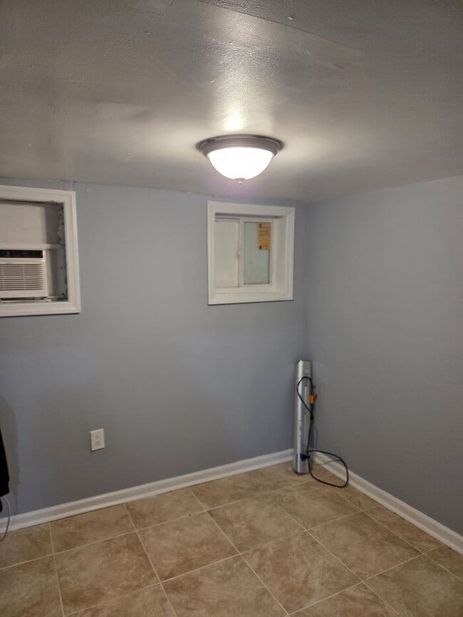 Building Photo - Spacious 3.5 BDR Apartment with Closed Front Balcony & Backyard Access!