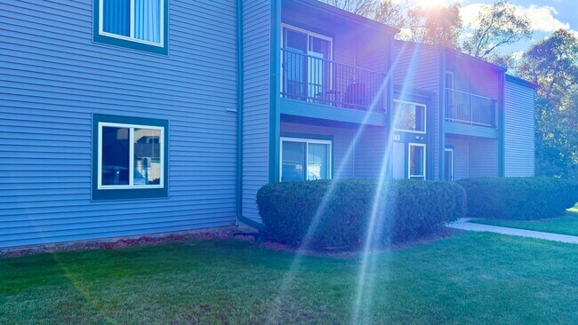 Building Photo - Lower 2-Bedroom | Heat Included & Fully Renovated