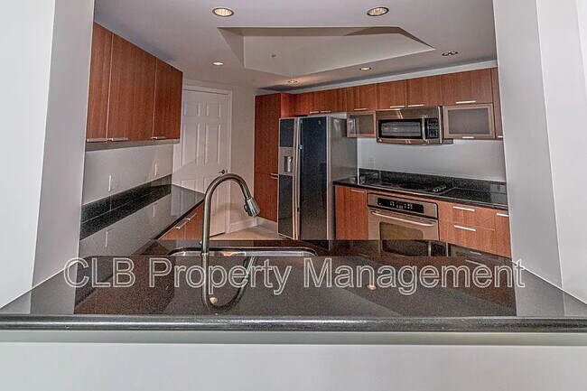 Building Photo - Large 2 bedroom/2 bath condo on the river