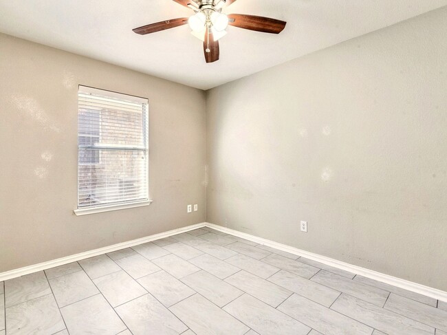 Building Photo - Comfortable 3BR / 2BA Home with Fireplace, Natural Light & Private Backyard