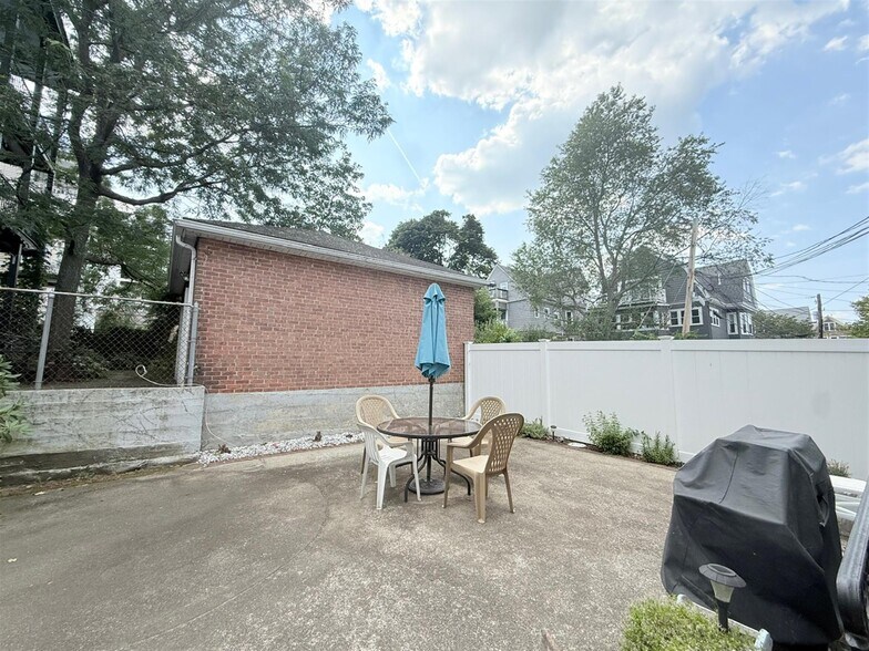 Building Photo - 186 Powder House Blvd