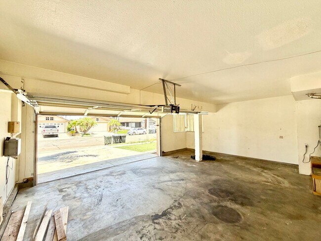 Building Photo - Open-Concept 3 Bedroom 2.5 Bathroom Home with Soaring Ceilings & Spacious Backyard