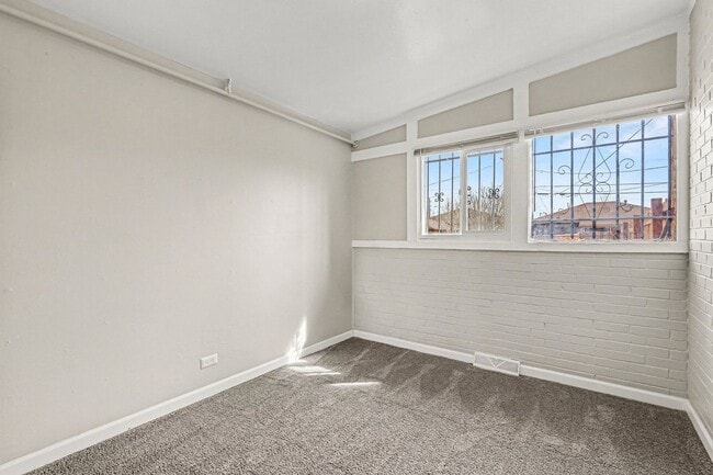 Building Photo - Newly Renovated 2Bed/1Bath Duplex in Park Hill