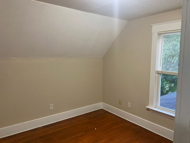 Building Photo - Beautiful new exterior on classic Harters Heights 4 bedroom (3 full baths) blocks from ND.
