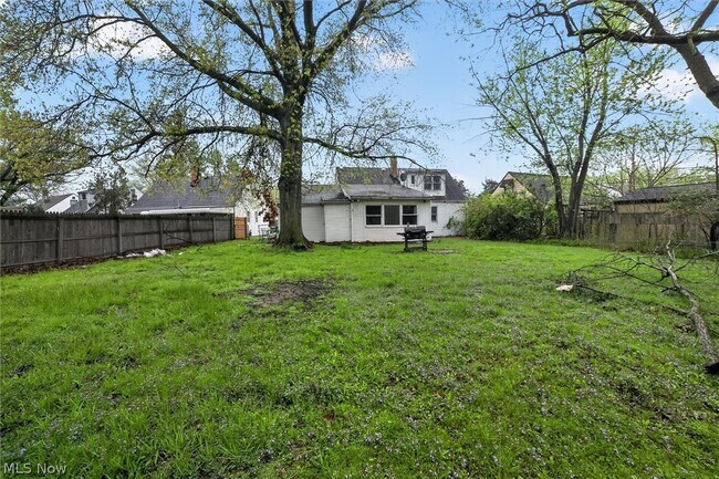 Building Photo - 681 E 258th St