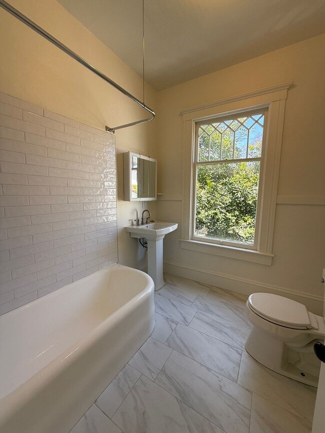 Building Photo - 2 Bedroom, 1 bathroom second floor apartme...
