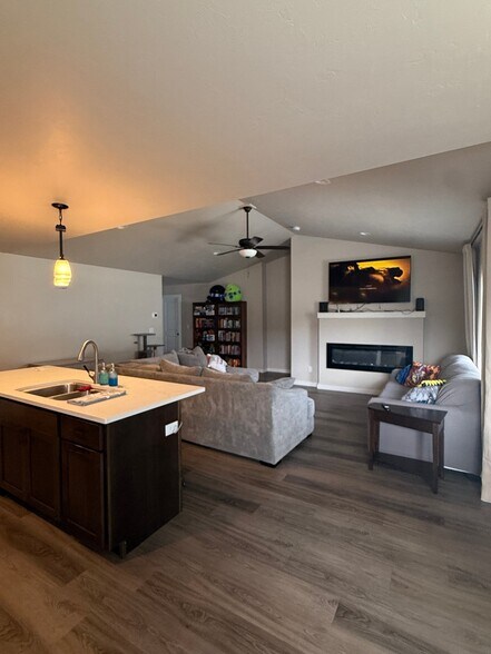 Building Photo - 517 Raven Ln