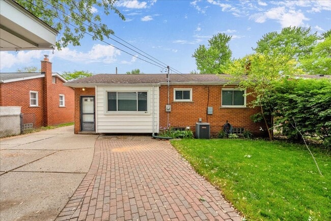 Building Photo - Charming Madison Heights Home with Garage and Fenced Yard