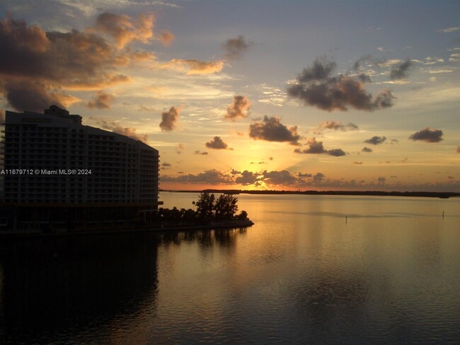 Building Photo - 905 Brickell Bay Dr