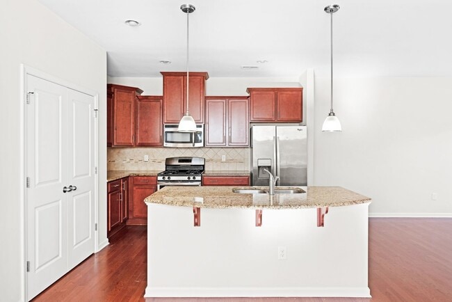 Building Photo - Well Maintained End Unit Townhome with Community Pool! Available July 14th!