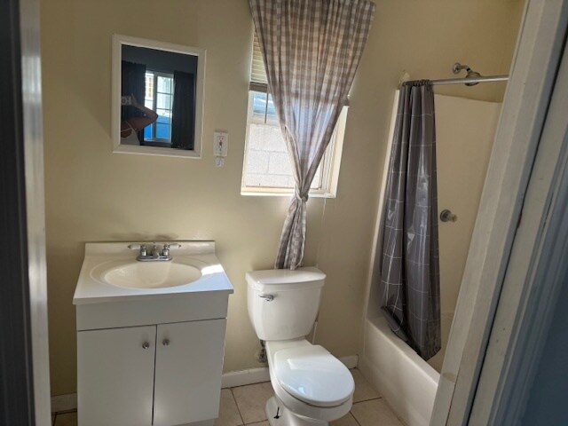 Full bathroom - 3320 E Green St