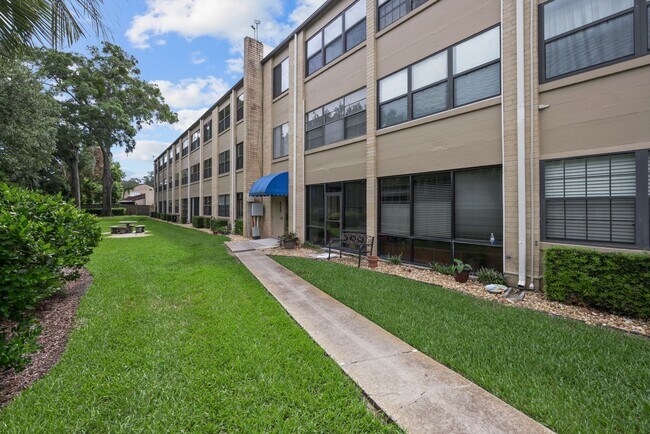 Building Photo - Newly Renovated 2BD/1.5 Bath Condo at Rege...