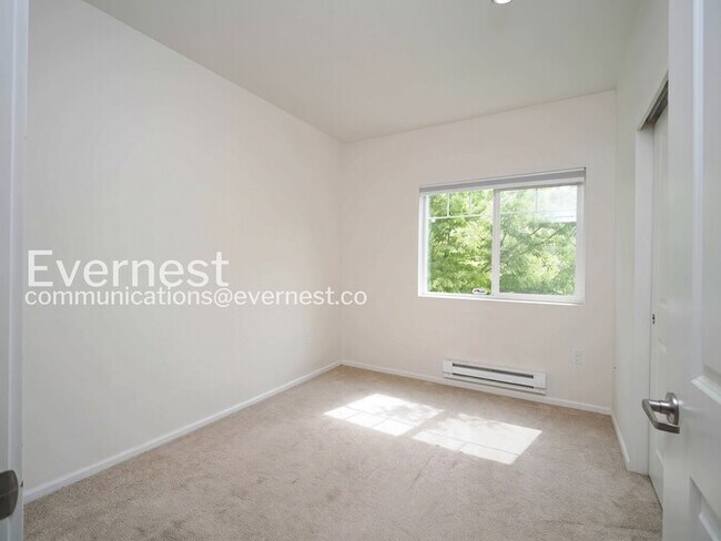 Building Photo - 2 Bed/2 Bath Condo with Garage / Vouchers Accepted / Available Now!