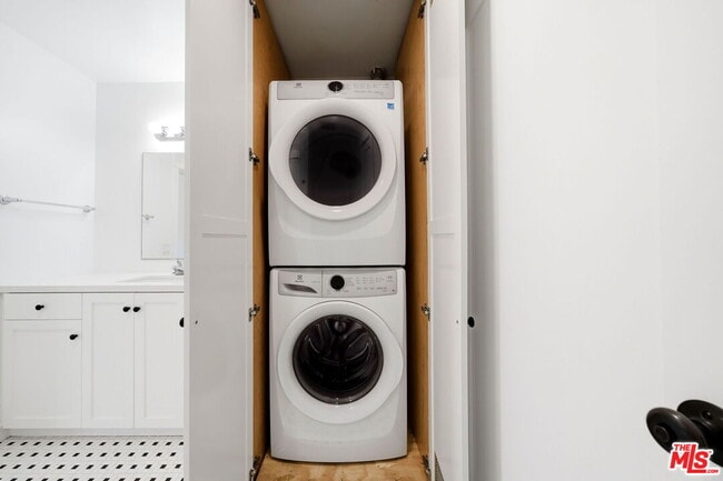 Building Photo - 1739 N Ave 46