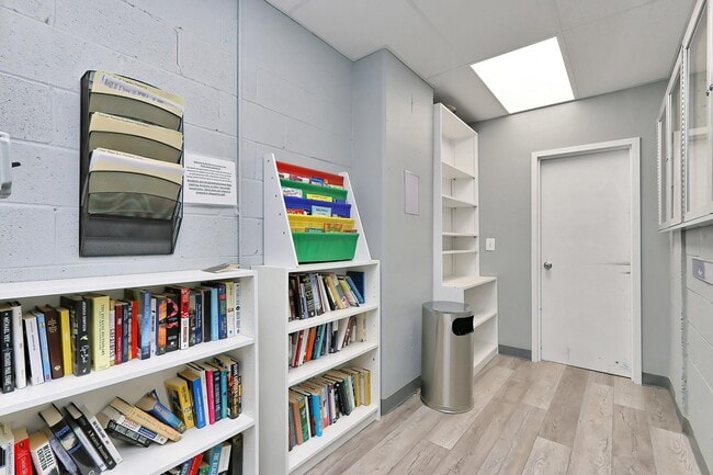 Building Photo - Martha Custis 319_