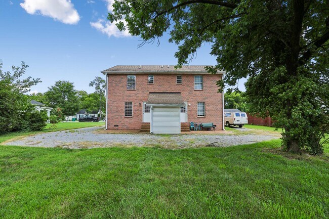 Building Photo - 132 N Tarver Ave