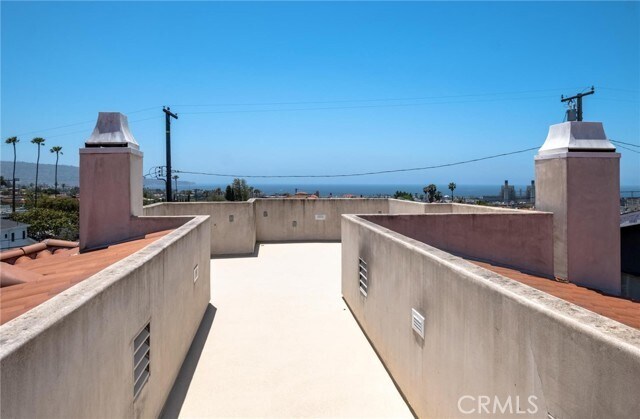 Building Photo - 711 N Paulina Ave