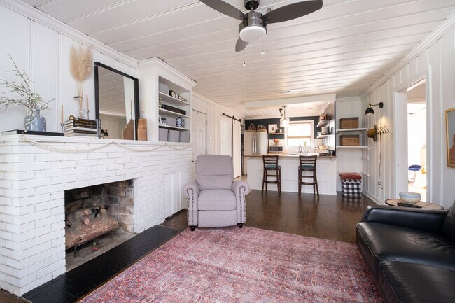 Building Photo - Updated 3-Bedroom Home with Fully Equipped Kitchen & Washer/Dryer in Great Neighborhood!