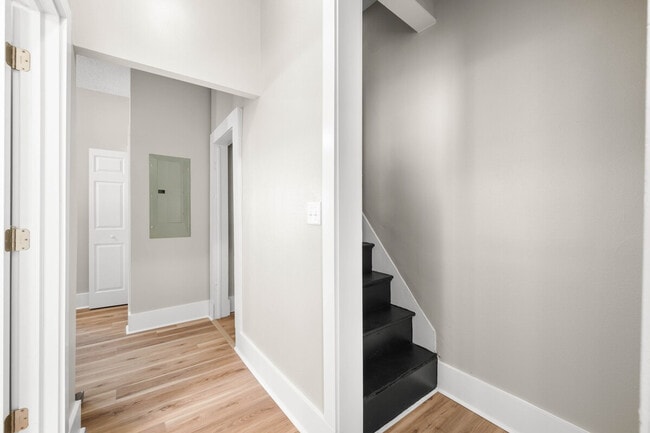 Building Photo - 639 Maple St