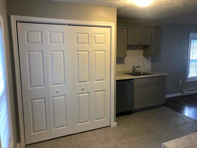 Building Photo - 527 Charles St