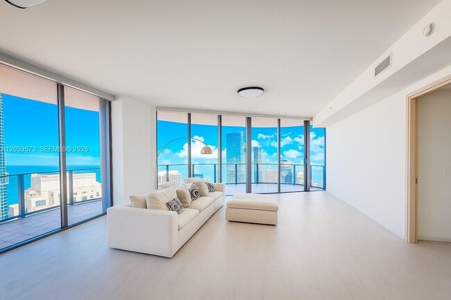 Building Photo - 1000 Brickell Plz
