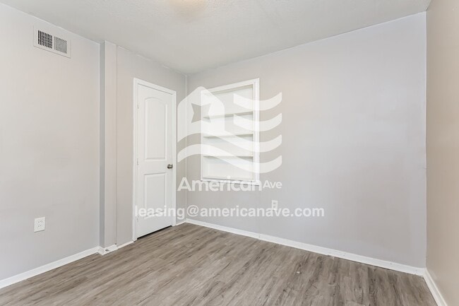 Building Photo - 422 Queen Marie Ln