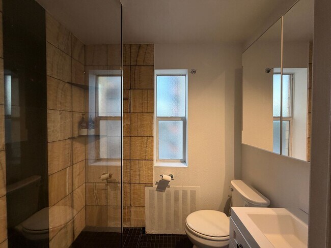 Building Photo - Turnkey Top-Floor Living in Gated Community Near City Park, Dining & Hospitals