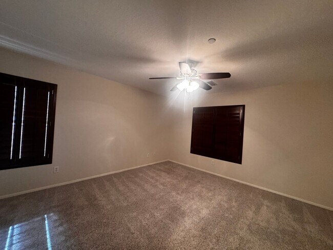 Building Photo - 5 BEDROOM HOME IN POWER RANCH