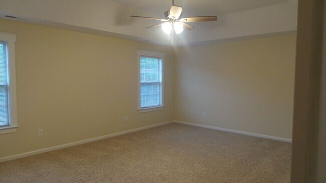 Building Photo - ~~ Charming 4 Bedroom in Logan Ridge Subdivision ~~