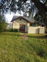 Building Photo - 304 Oak St