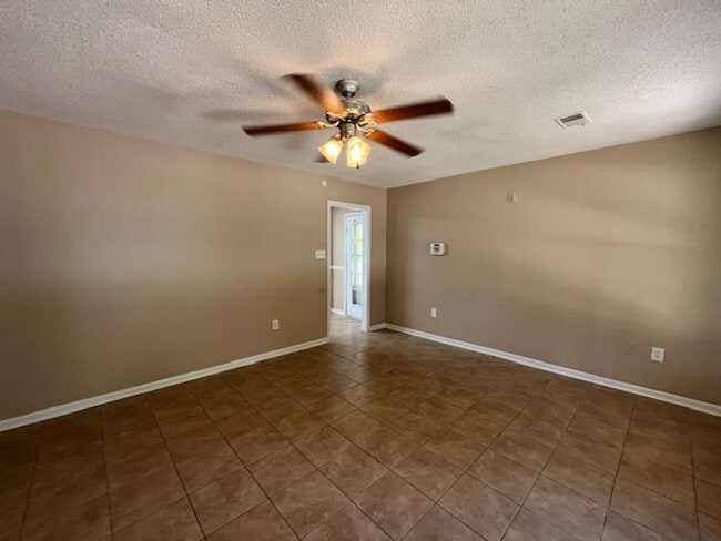 Building Photo - Renovated 3 Bedroom 1 Bath Home for Rent!