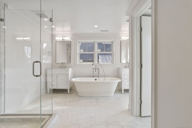 Building Photo - 134 Rowayton Ave