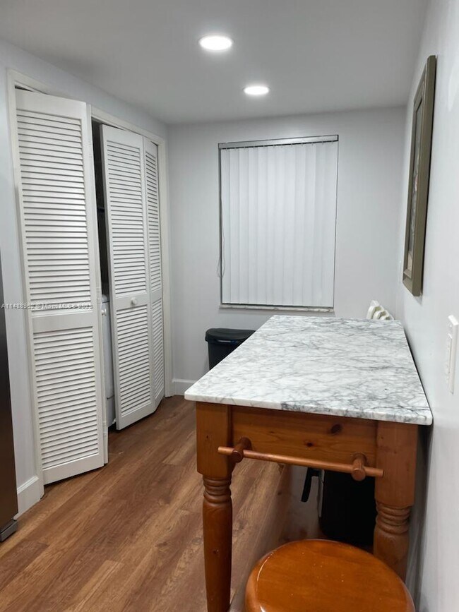 Building Photo - 4261 W Palm Aire Dr