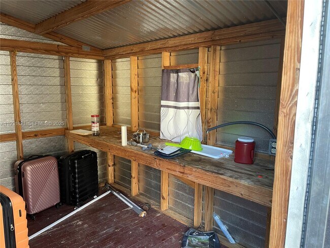 Building Photo - 10840 Westwood Lake Dr