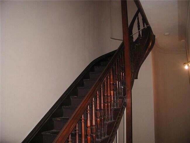 Building Photo - 100 Bowen St