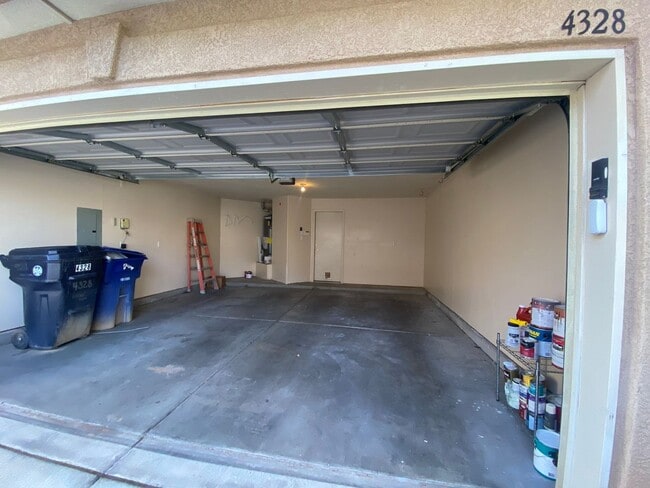 Building Photo - 3 bed 2.5 bath